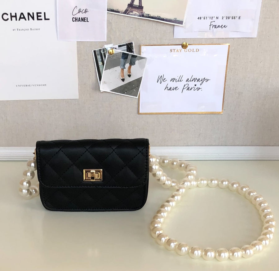 BLACK QUILTED CLUTCH ON CHAIN